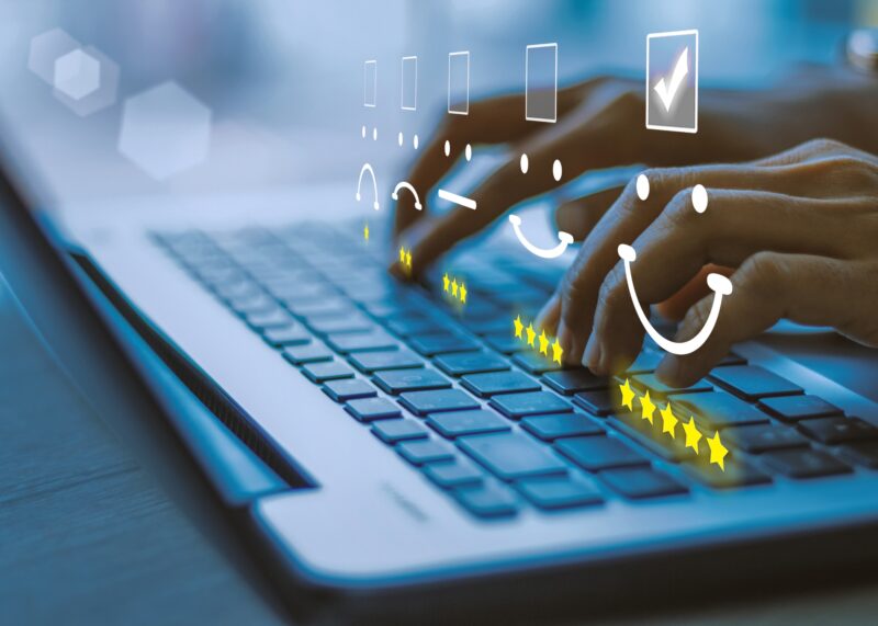 Khách hàng đăng review, check-in và chia sẻ trải nghiệm sản phẩm trên mạng xã hội đó chính là user-generated content (UGC).